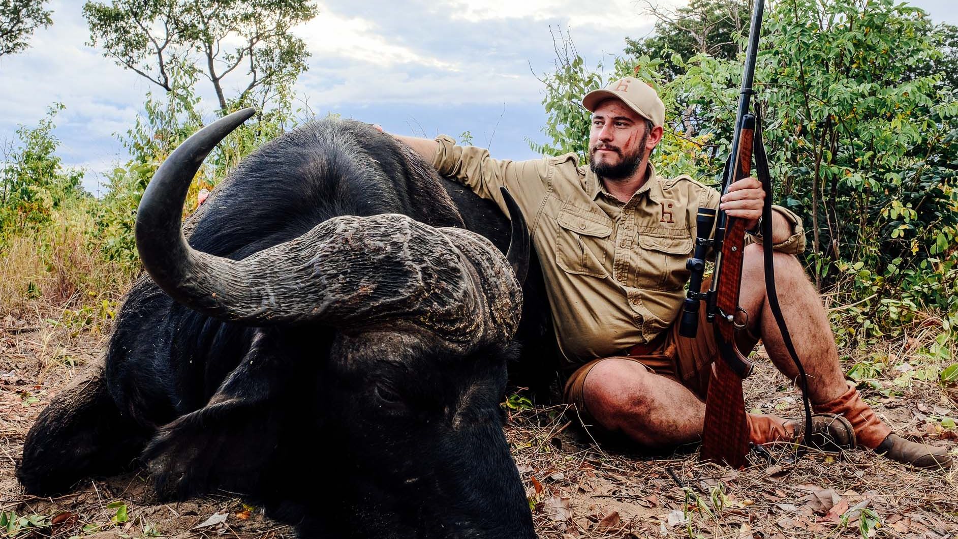 Buffalo hunting in Zimbabwe - story of the hunt for two Dagga Boys.
